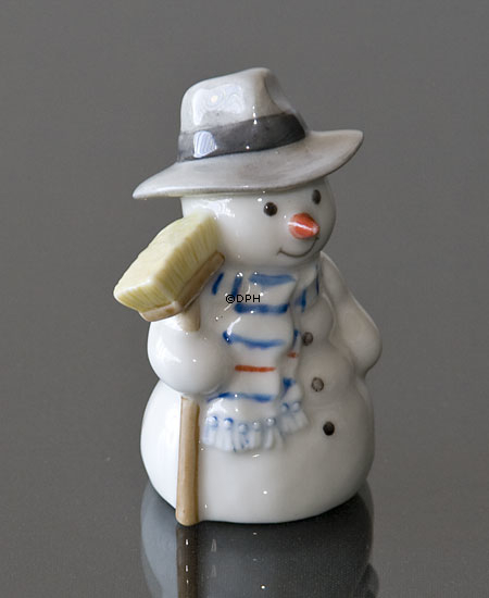 Snemand, Far med kost, Royal Copenhagen vinterserie figur nr. 768