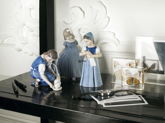 Mary, Pige med blå kjole, Bing & Grøndahl figur nr. 2721 eller 561