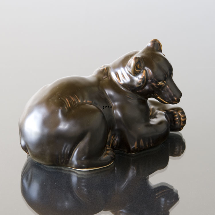Liggende bjørn, stentøjsfigur, Royal Copenhagen nr. 21520 eller 238