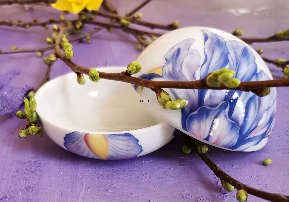 Bonbonniere med blå iris, Royal Copenhagen påske 2024