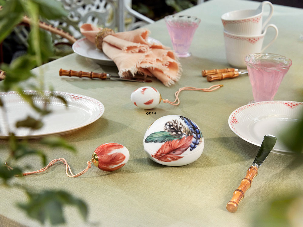 Påskeæg med små rødstjertfjer, Royal Copenhagen påske 2025