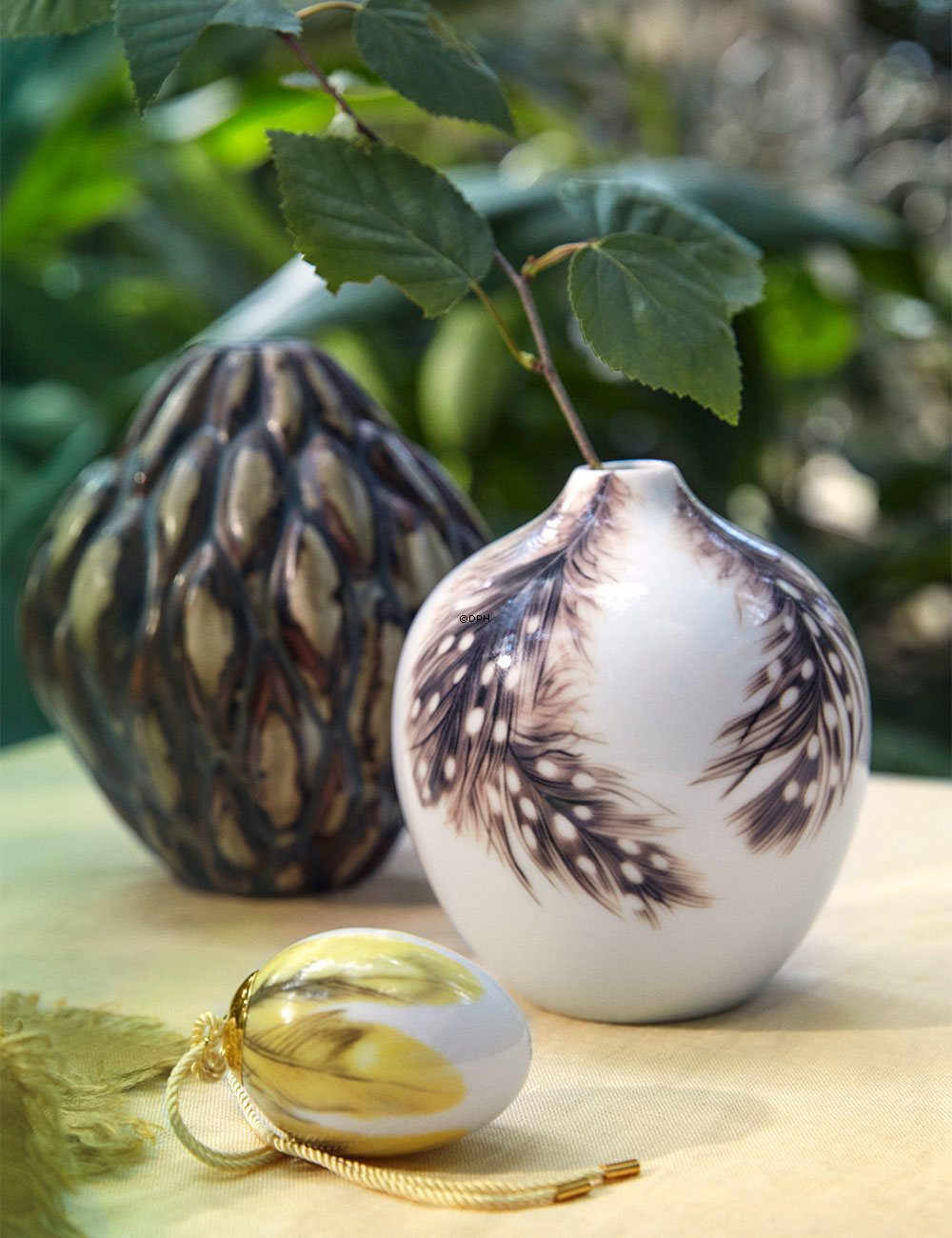 Vase med perlehøne fjer, Royal Copenhagen påske 2025