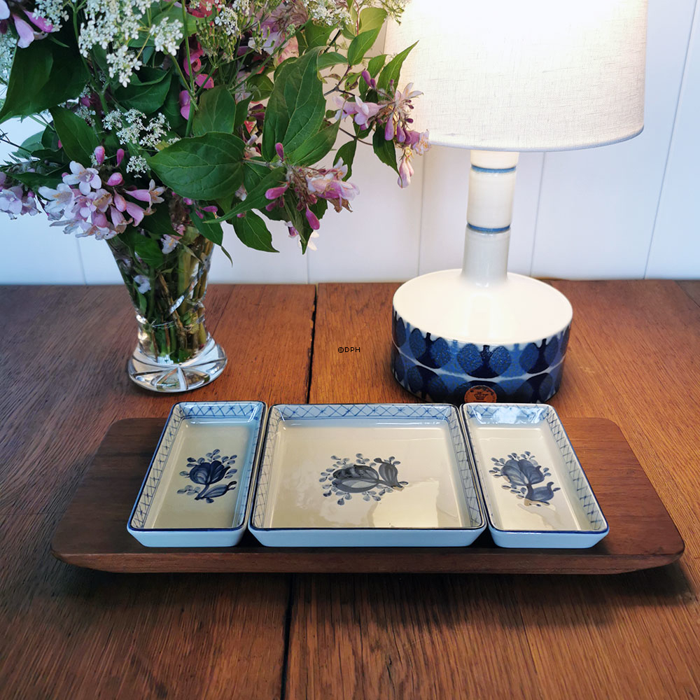 Tranquebar Cabaret fad teaktræ med 3 indsatser Royal Copenhagen/Aluminia blå  2 stk. 11-2193, 1 stk. 11-1791