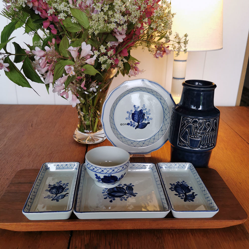 Tranquebar Cabaret fad teaktræ med 3 indsatser Royal Copenhagen/Aluminia blå  2 stk. 11-2193, 1 stk. 11-1791