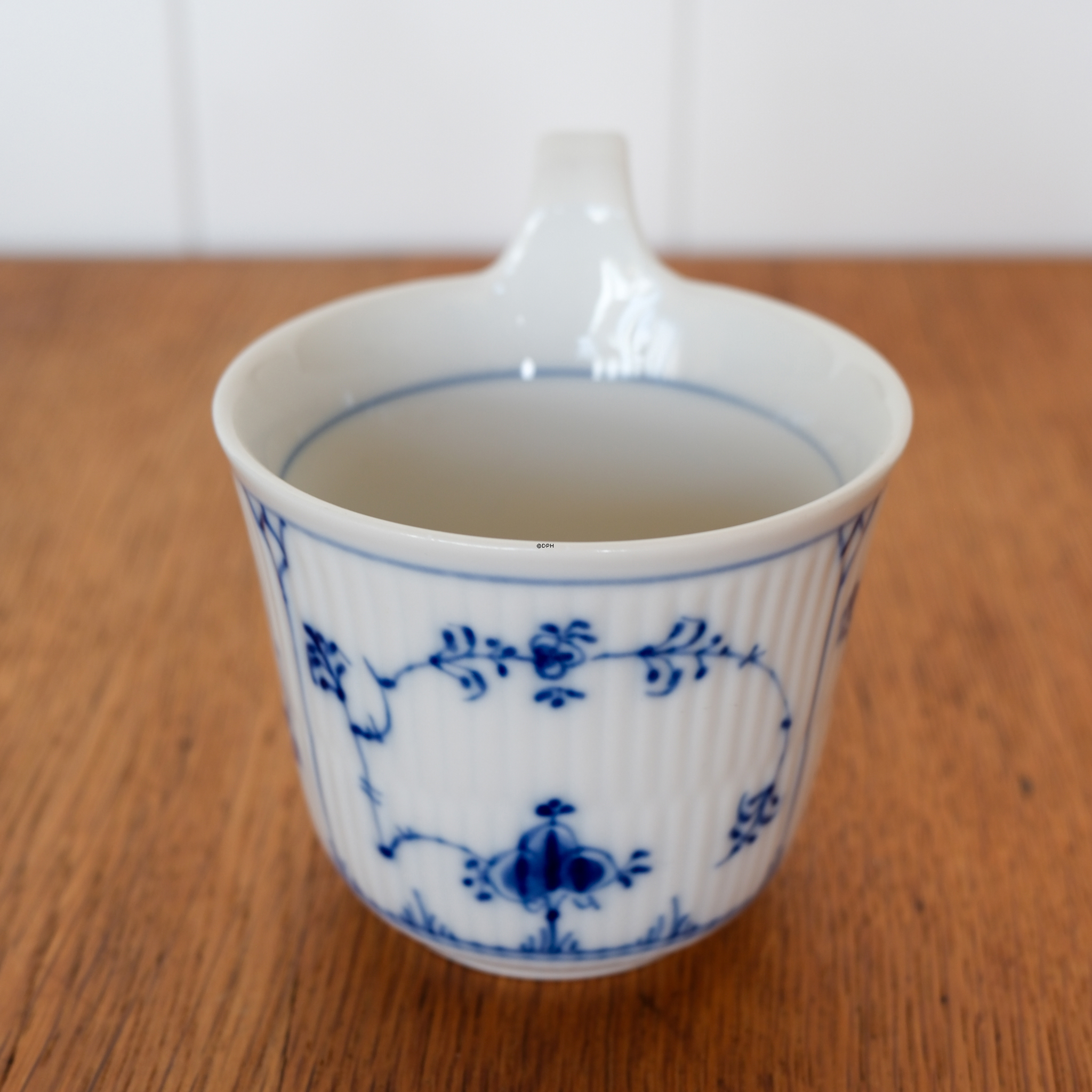 Musselmalet, riflet, morgenkop med høj hank UDEN underkop nr. 1/72 eller 089, indhold 33 cl., Royal Copenhagen