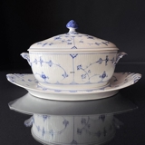Musselmalet, riflet, Terrin med låg og underfad, indhold 200 cl., Royal Copenhagen nr,1-214 (terrin) og 1-217 (underfad)