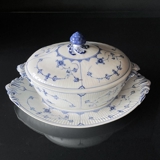 Musselmalet, riflet, Terrin med låg og underfad, indhold 200 cl., Royal Copenhagen nr,1-214 (terrin) og 1-217 (underfad)