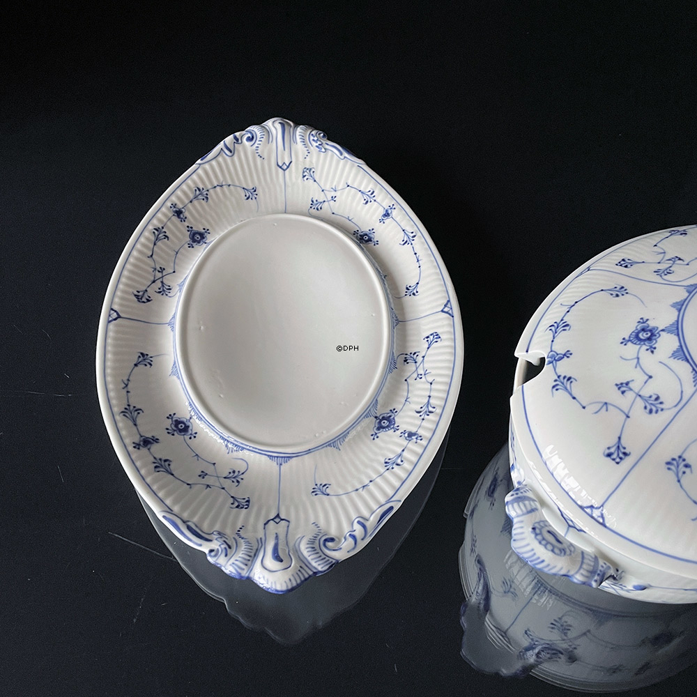 Musselmalet, riflet, Terrin med låg og underfad, indhold 200 cl., Royal Copenhagen nr,1-214 (terrin) og 1-217 (underfad)