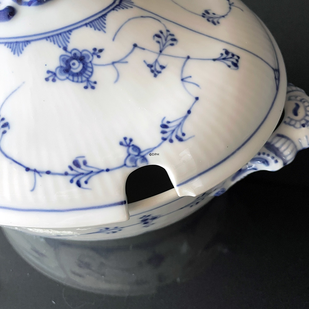 Musselmalet, riflet, Terrin med låg og underfad, indhold 200 cl., Royal Copenhagen nr,1-214 (terrin) og 1-217 (underfad)