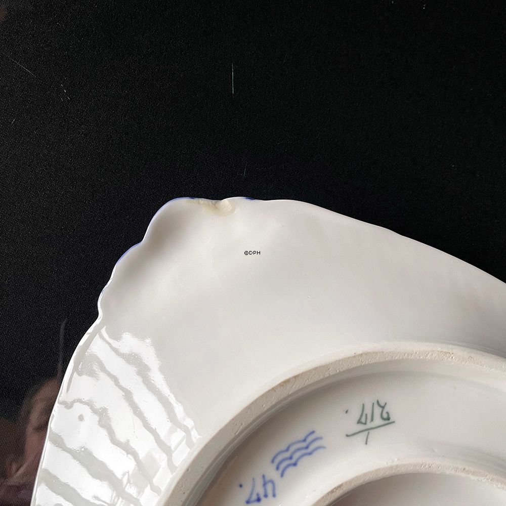 Musselmalet, riflet, Terrin med låg og underfad, indhold 200 cl., Royal Copenhagen nr,1-214 (terrin) og 1-217 (underfad)