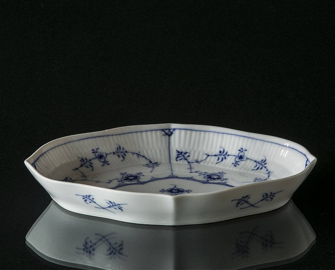 Musselmalet, riflet, aflang asiet nr. 1/147 eller 353, Royal Copenhagen 22cm