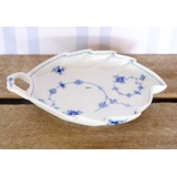 Musselmalet, riflet, bladformet asiet nr. 1/144 eller 357, Royal Copenhagen 23cm