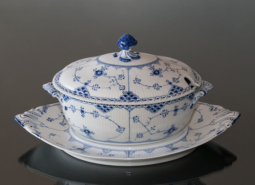 Musselmalet halvblonde terrin med låg, indhold 200 cl., Royal Copenhagen