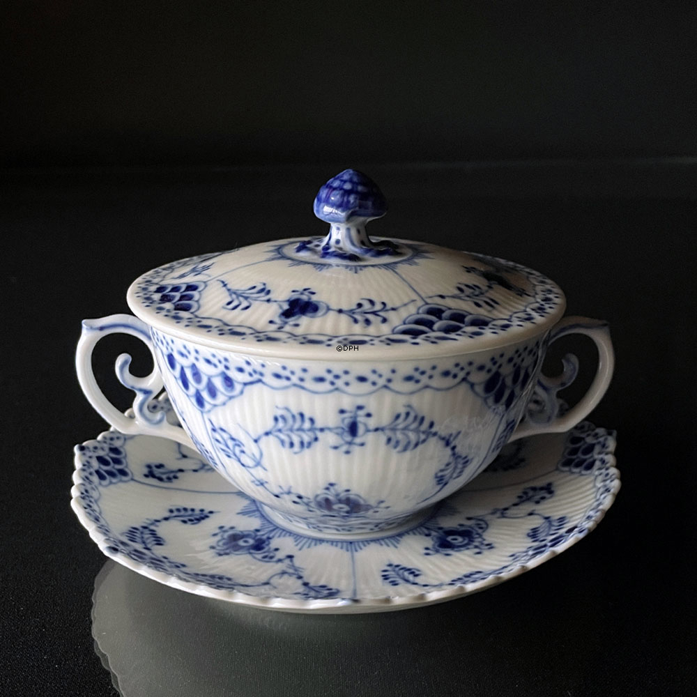 Musselmalet helblonde bouillonkop med låg nr. 1/1228 eller 106, indhold 35 cl., Royal Copenhagen
