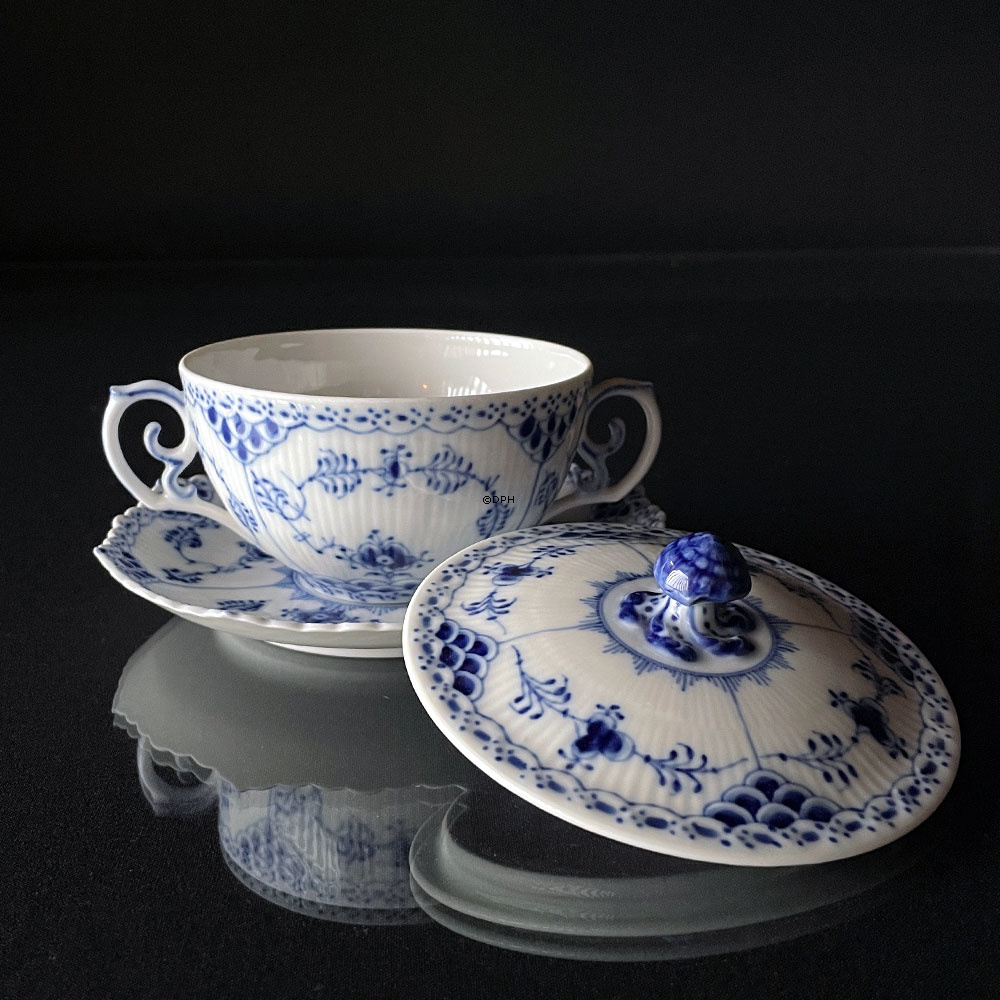 Musselmalet helblonde bouillonkop med låg nr. 1/1228 eller 106, indhold 35 cl., Royal Copenhagen