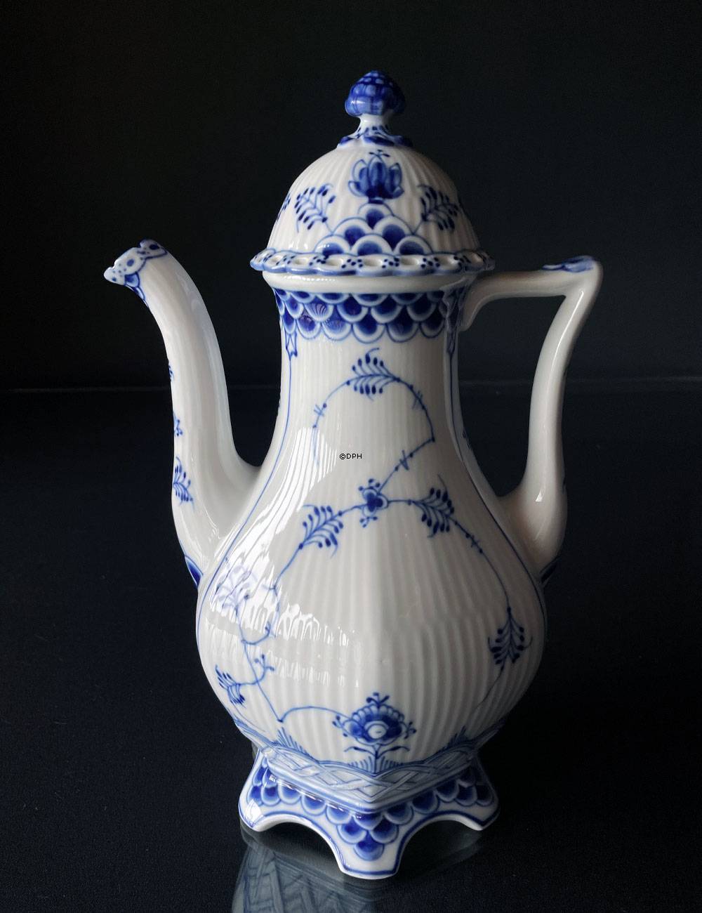 Musselmalet, helblonde, stor kaffekande nr. 1/1202 eller 126, Rummer 1,3 liter, Royal Copenhagen