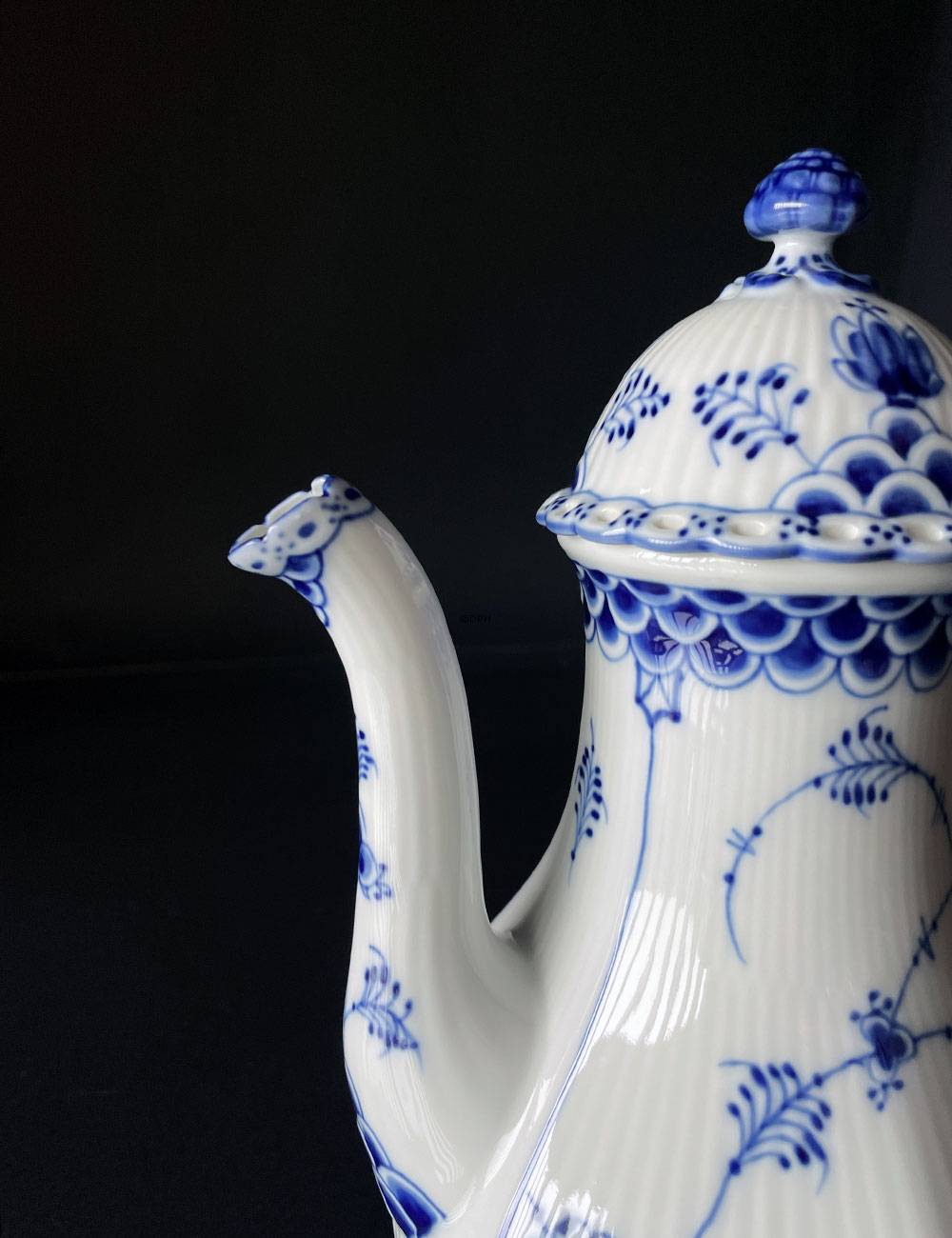 Musselmalet, helblonde, stor kaffekande nr. 1/1202 eller 126, Rummer 1,3 liter, Royal Copenhagen