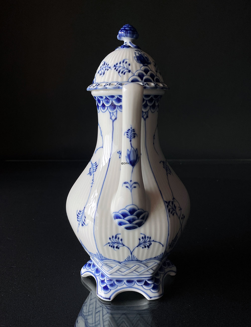 Musselmalet, helblonde, stor kaffekande nr. 1/1202 eller 126, Rummer 1,3 liter, Royal Copenhagen