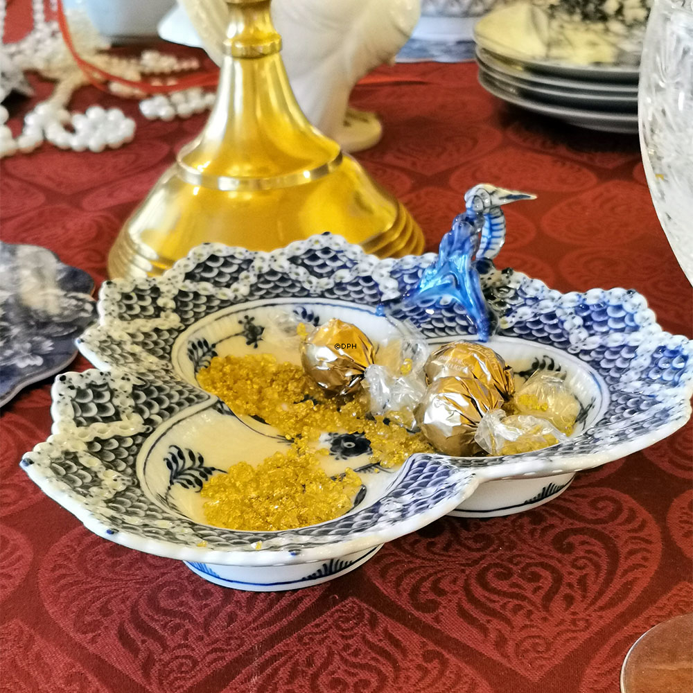 Musselmalet helblonde trekantet asiet med gennemskåret bort nr. 1/1077 eller 354, Royal Copenhagen 25cm