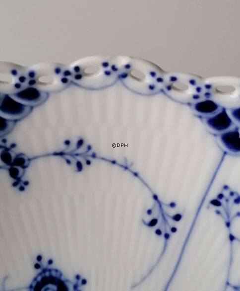 Musselmalet, helblonde, kagefad på høj fod nr. 1/1020 eller 428, Royal Copenhagen 20cm