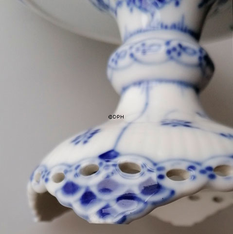 Musselmalet, helblonde, kagefad på høj fod nr. 1/1020 eller 428, Royal Copenhagen 20cm