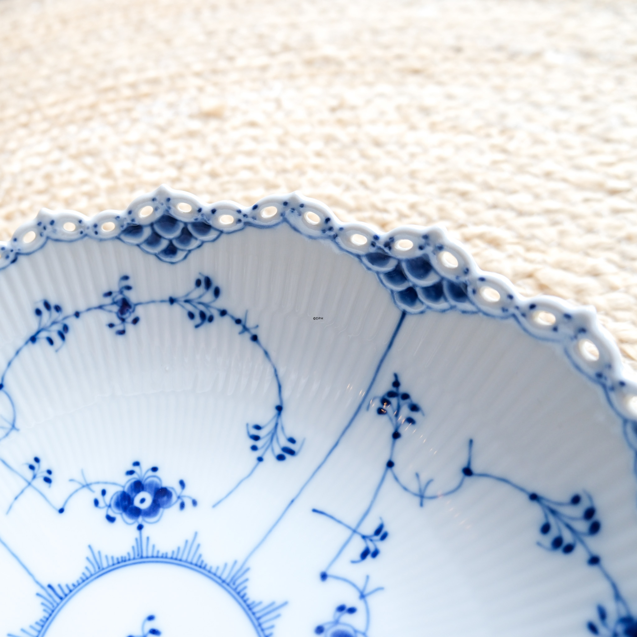 Musselmalet helblonde stor rund salatskål, Royal Copenhagen 28cm