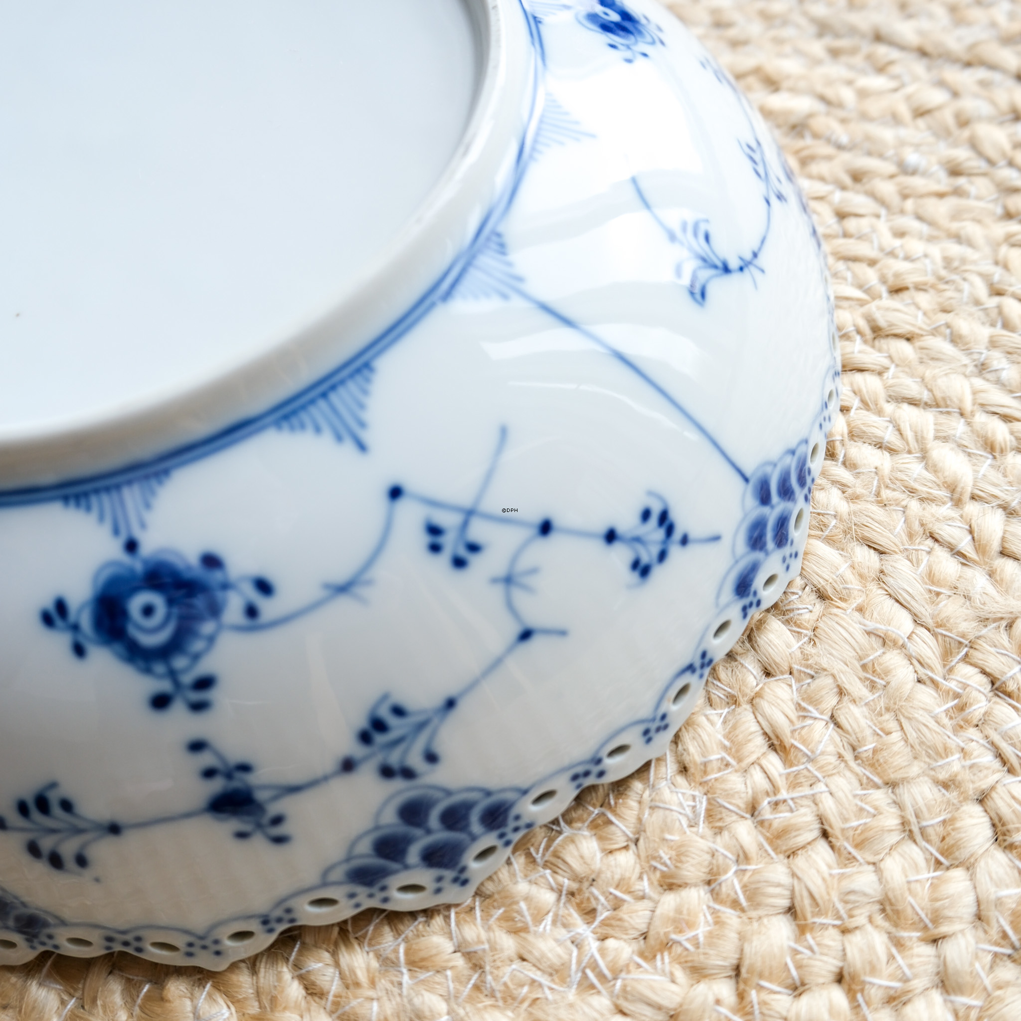 Musselmalet helblonde stor rund salatskål, Royal Copenhagen 28cm