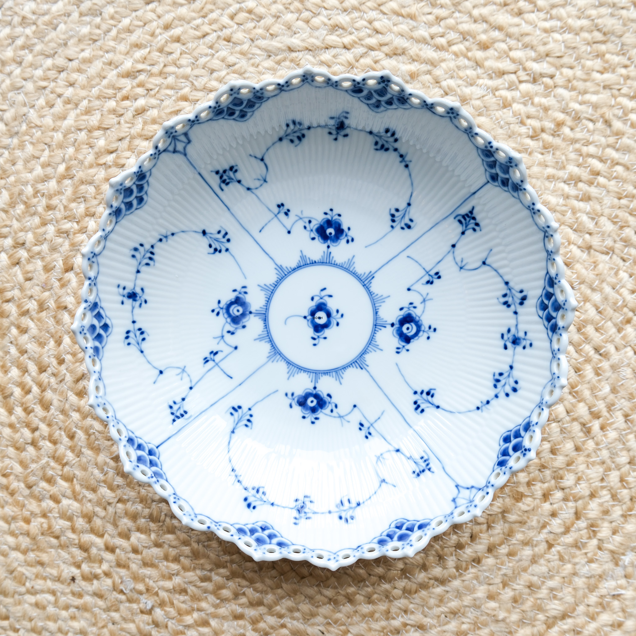 Musselmalet helblonde stor rund salatskål, Royal Copenhagen 28cm