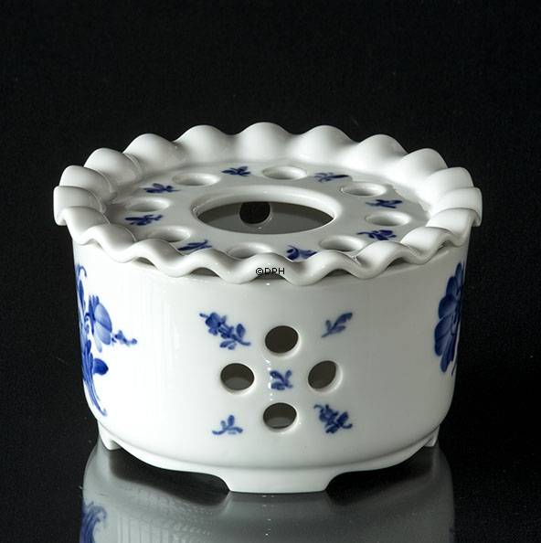 Blå Blomst, svejfet, fyrfad tevarmer med rist nr. 10/9787 eller 273, Royal Copenhagen