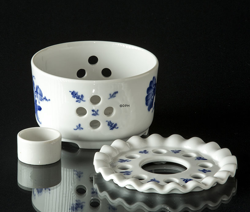 Blå Blomst, svejfet, fyrfad tevarmer med rist nr. 10/9787 eller 273, Royal Copenhagen