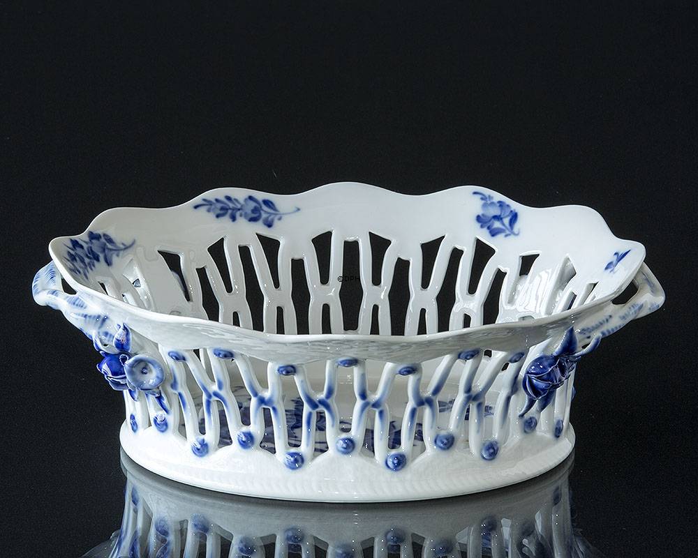 Blå Blomst, svejfet, Frugtkurv nr. 10/1579 eller 398, oval, Royal Copenhagen (har en brun plet, se beskrivelsen)