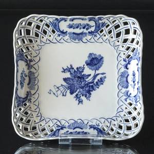Blå Blomst, svejfet, firkantet kagefad med gennemskåret bort, Royal Copenhagen ø23cm | Nr. 1106419 | Alt. 10-1523 | DPH Trading