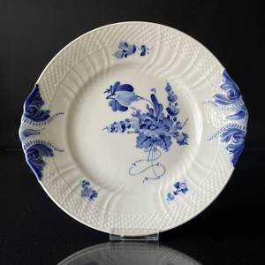 Blå Blomst, svejfet, rundt kagefad (lagkagefad), Royal Copenhagen ø26cm | Nr. 1106422 | Alt. 10-1864 | DPH Trading