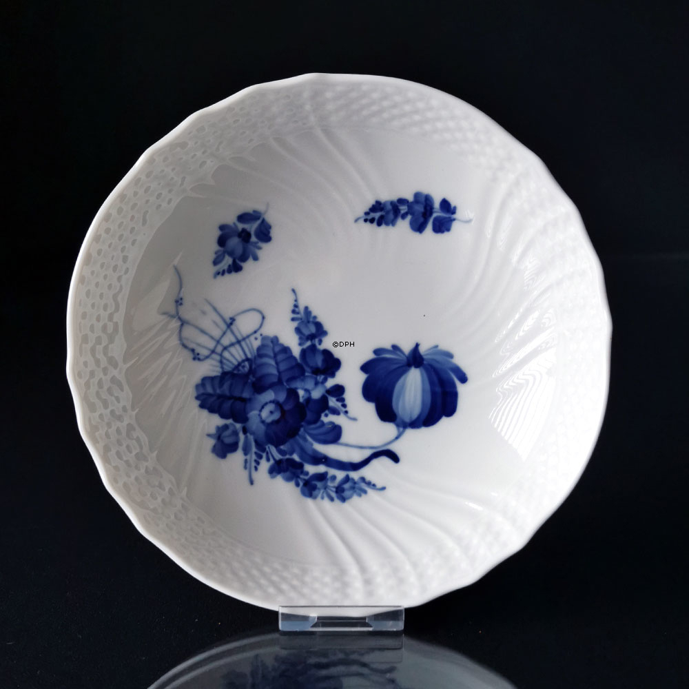Blå Blomst, svejfet, rundt kagefad på lav fod nr. 10/1532 eller 427, Royal Copenhagen ø18cm
