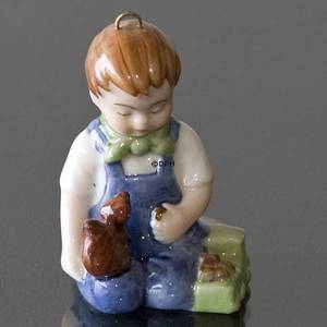 Børnenes Jul 2001 Christian, Figur ornament, dreng med egern | År 2001 | Nr. 1246743 | DPH Trading