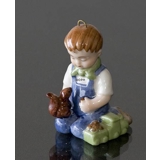 Das Weihnachten der Kinder 2001 Christian, Figurornament, Junge mit Eichhörnchen, Royal Copenhagen