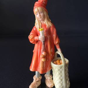 Brita Carl Larsson Figur, Stående pige med starinlys og kurv med æbler, Royal Copenhagen figur | Nr. 1249001 | DPH Trading