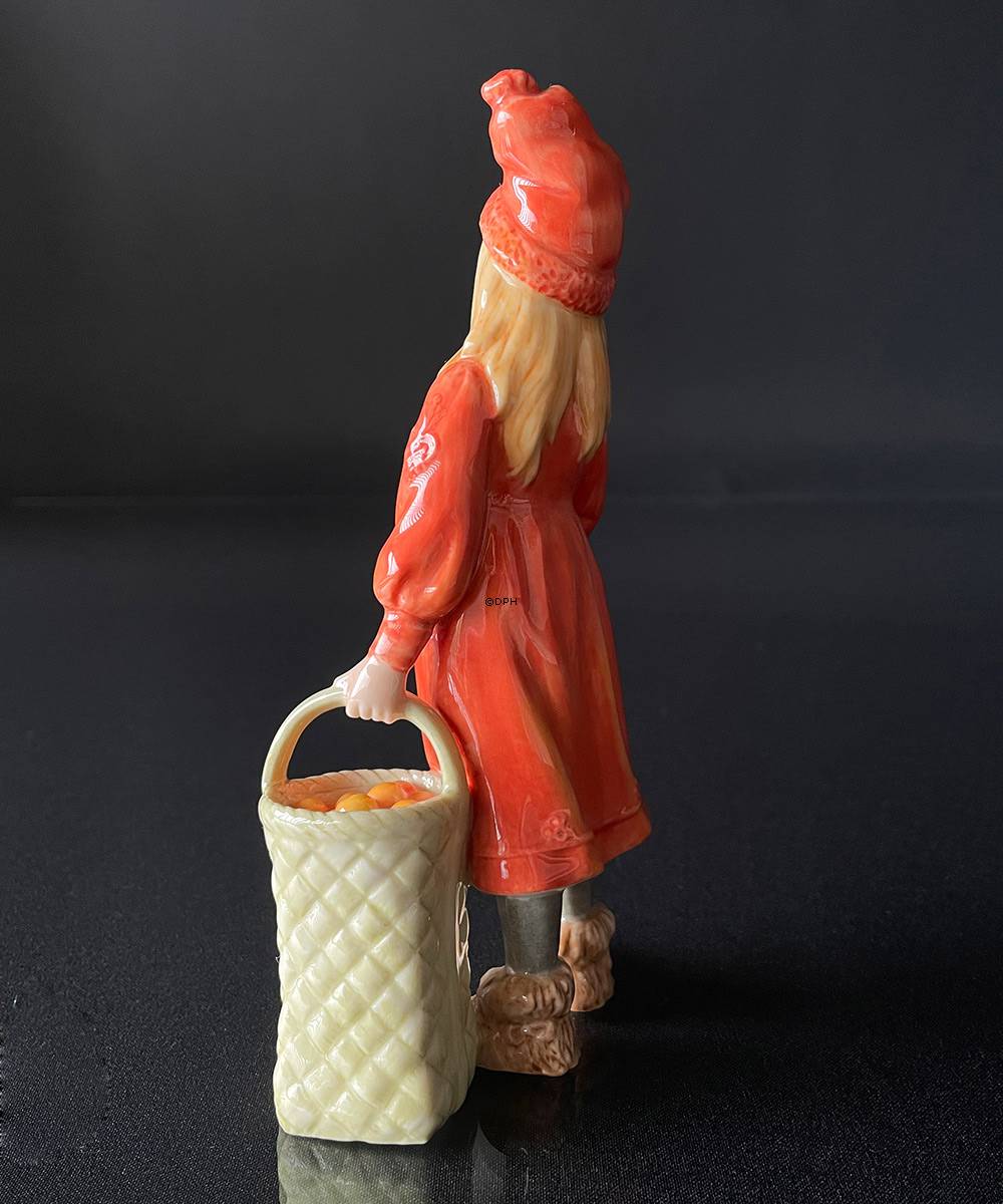Brita Carl Larsson Figur, Stående pige med starinlys og kurv med æbler, Royal Copenhagen figur nr. 001