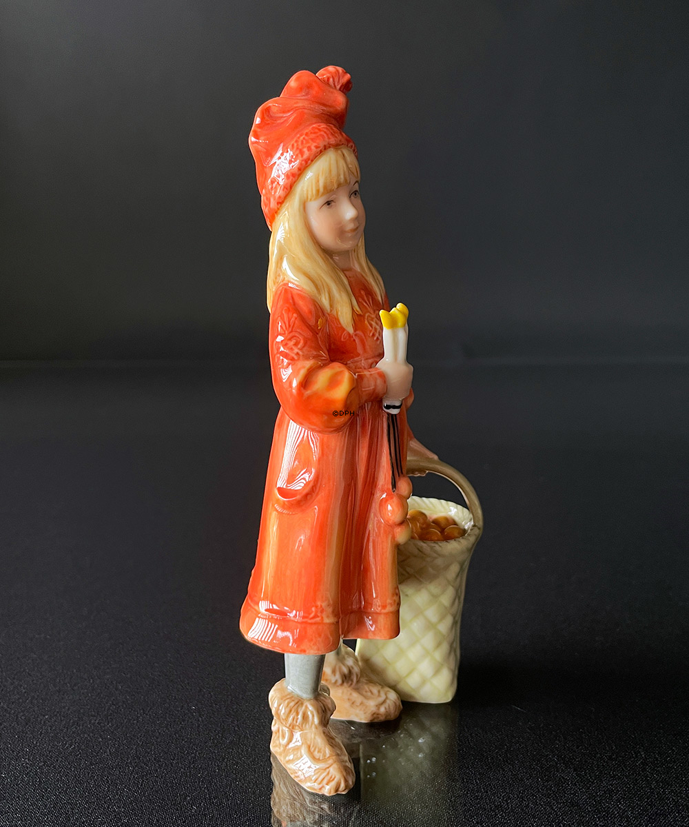Brita Carl Larsson Figur, Stående pige med starinlys og kurv med æbler, Royal Copenhagen figur nr. 001