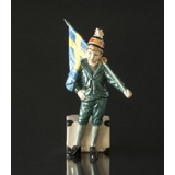 Pontus Carl Larsson Figur, Stående dreng med svensk flag, Royal Copenhagen figur nr. 003