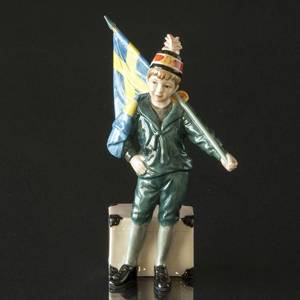 Pontus Carl Larsson Figur, Stående dreng med svensk flag, Royal Copenhagen figur | Nr. 1249003 | DPH Trading