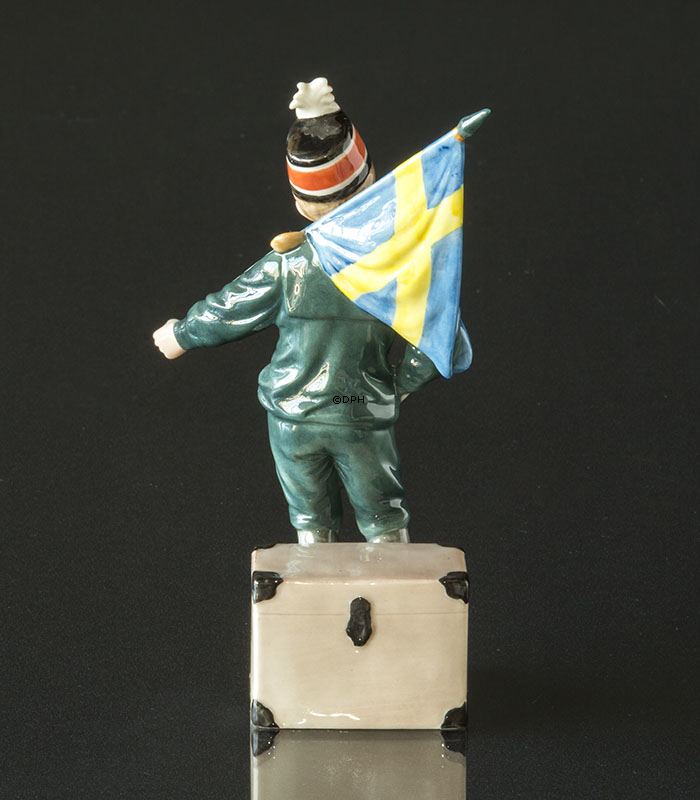 Pontus Carl Larsson Figur, Stående dreng med svensk flag, Royal Copenhagen figur nr. 003