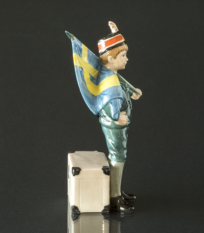 Pontus Carl Larsson Figur, Stående dreng med svensk flag, Royal Copenhagen figur nr. 003