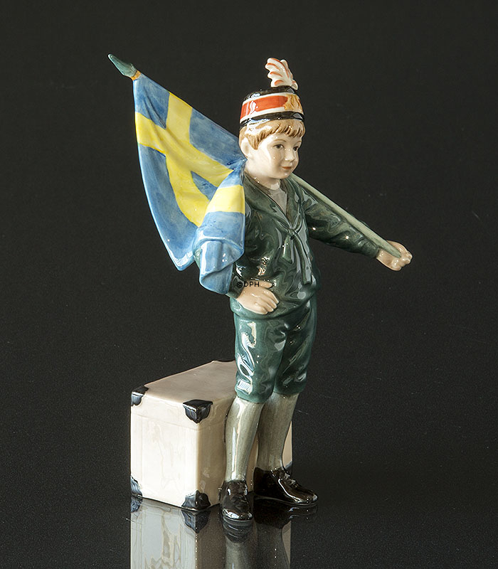 Pontus Carl Larsson Figur, Stående dreng med svensk flag, Royal Copenhagen figur nr. 003