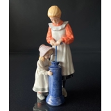 Suzanne & Kersti, Carl Larsson Figur, Piger der kerner smør, Royal Copenhagen figur nr. 004