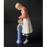 Suzanne & Kersti, Carl Larsson Figur, Piger der kerner smør, Royal Copenhagen figur nr. 004