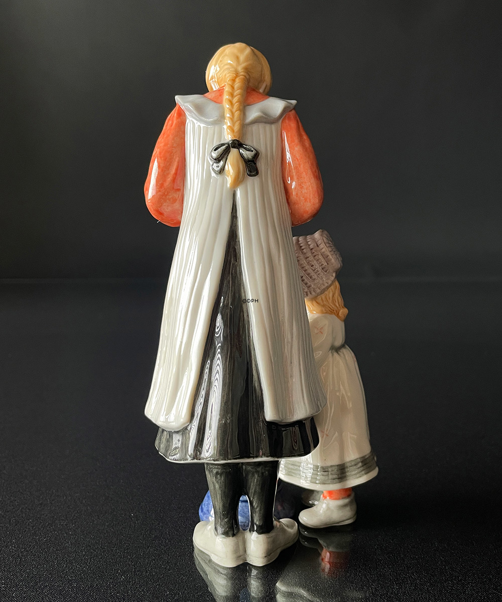 Suzanne & Kersti, Carl Larsson Figur, Piger der kerner smør, Royal Copenhagen figur nr. 004