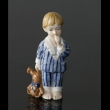 Oscar Junge in Pyjama mit Teddy, Aus der Serie der Mini-Kinder von Royal Copenhagen Nr. 005