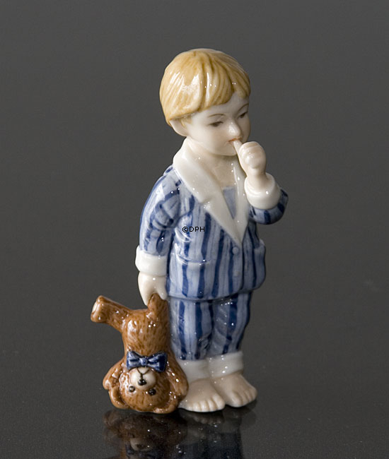 Oscar, Dreng i nattøj med bamse. Figur i Royal Copenhagens serie af minibørn nr. 005
