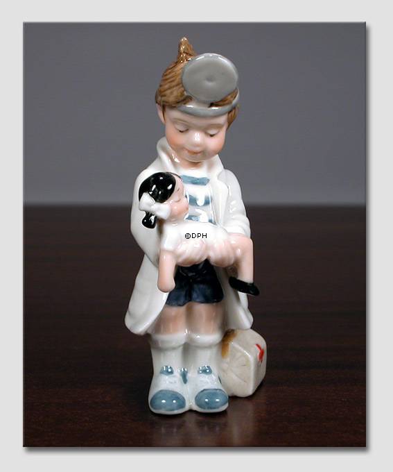 Christian, Dreng som leger læge. Figur i Royal Copenhagens serie af minibørn nr. 006